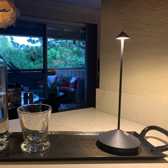 Bezdrátová stmívatelná a vodotěsná LED stolní lampa do interiéru i exteriéru