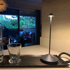 Bezdrátová stmívatelná a vodotěsná LED stolní lampa do interiéru i exteriéru
