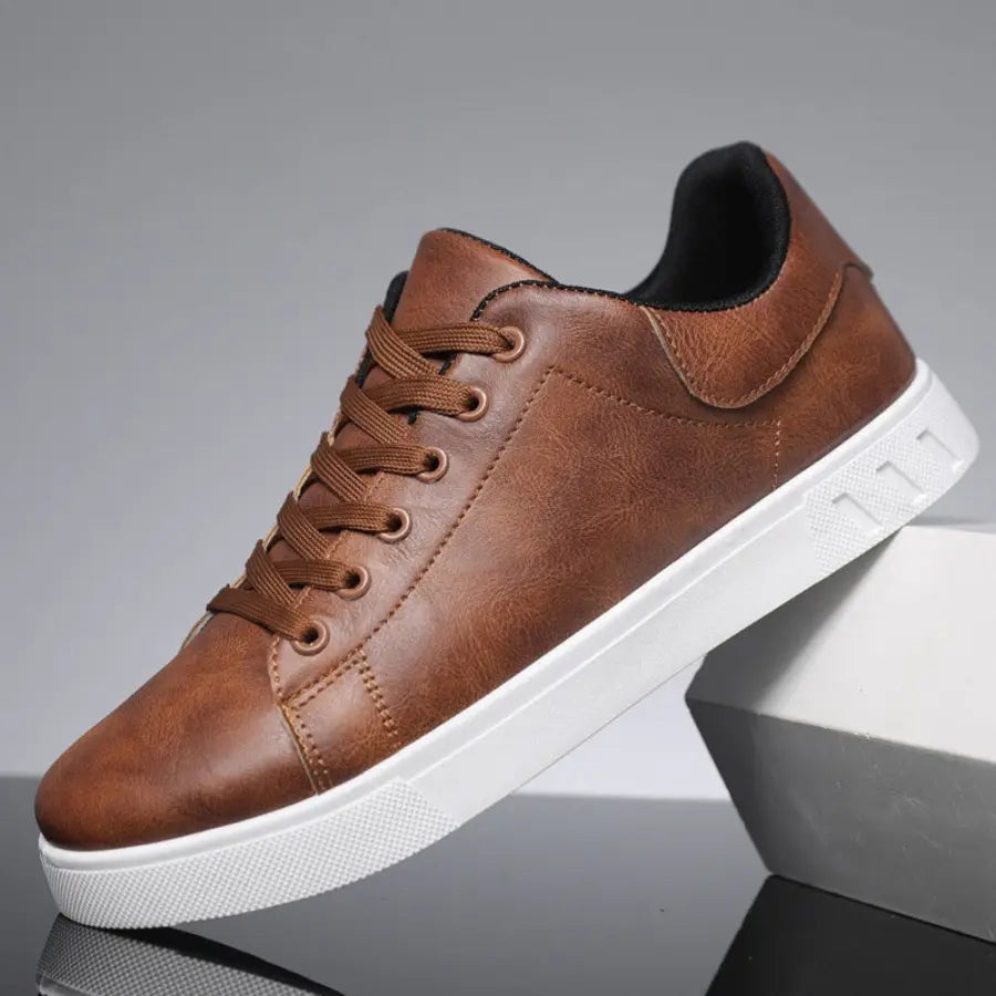 Men’s low-top sneakers with contrasting sole