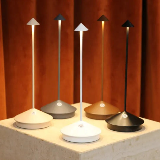 Bezdrátová stmívatelná a vodotěsná LED stolní lampa do interiéru i exteriéru