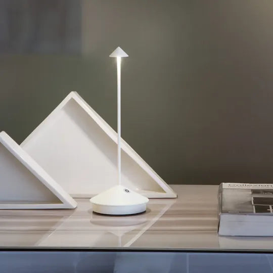 Bezdrátová stmívatelná a vodotěsná LED stolní lampa do interiéru i exteriéru