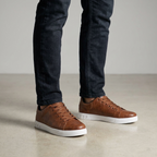 Men’s low-top sneakers with contrasting sole