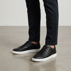 Men’s low-top sneakers with contrasting sole