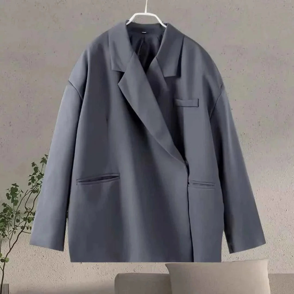 Women's oversized blazer with classic lapels and a relaxed fit