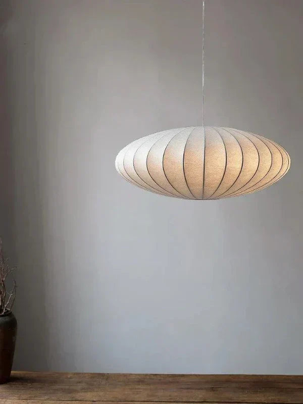Suspension à abat-jour en soie et couronne de cristal pour intérieur luxueux