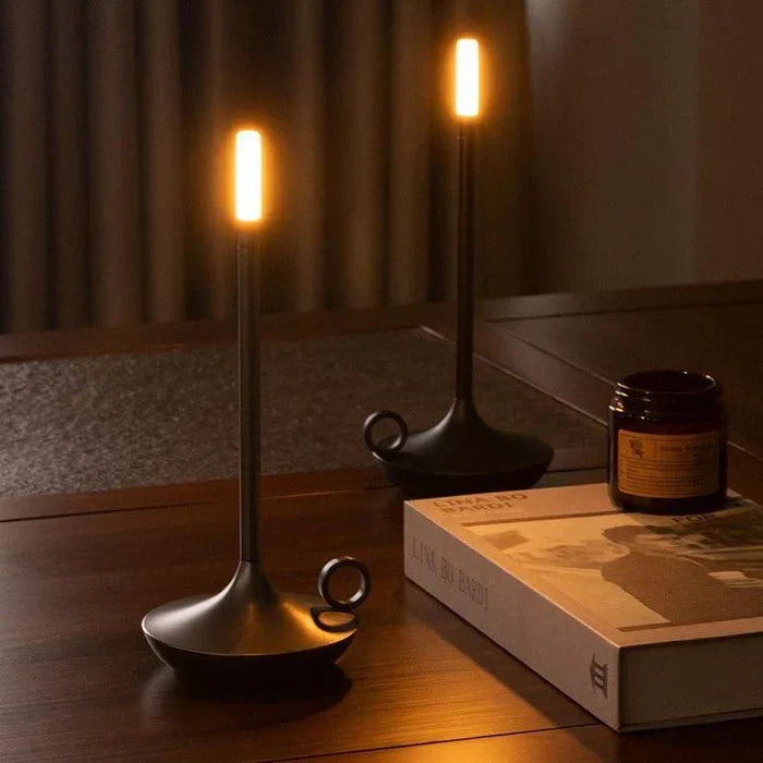 Lampada da tavolo dimmerabile e ricaricabile dal design essenziale ed elegante