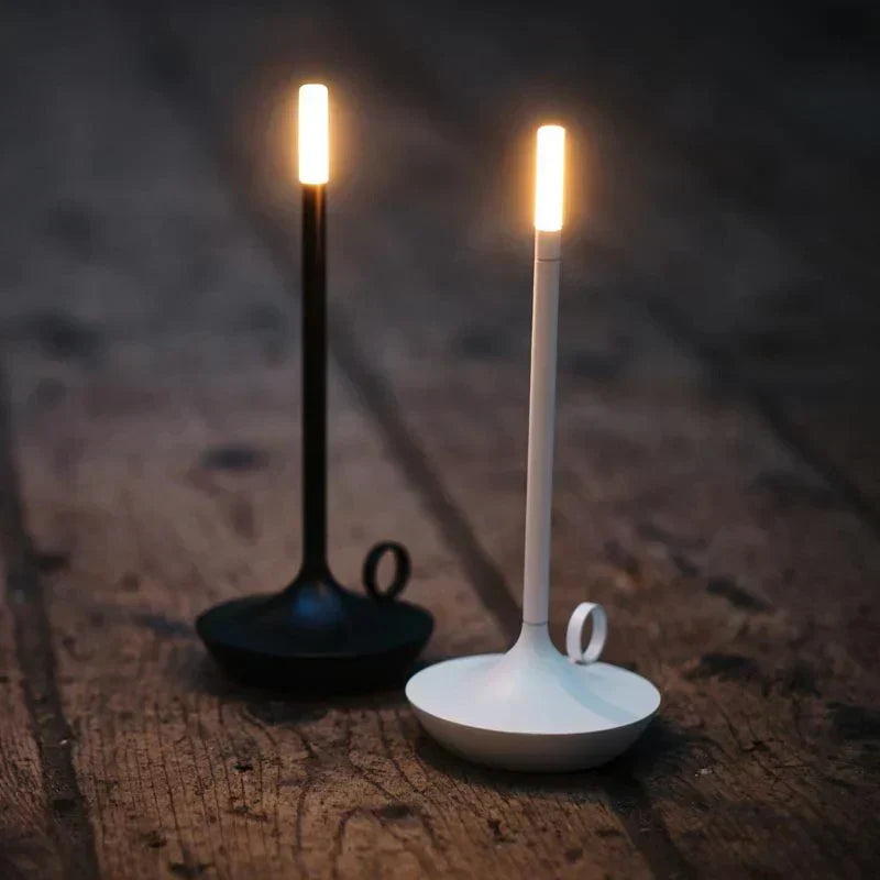 Lampada da tavolo dimmerabile e ricaricabile dal design essenziale ed elegante