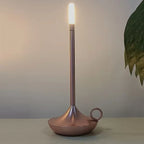 Lampada da tavolo dimmerabile e ricaricabile dal design essenziale ed elegante