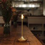 Lampada da tavolo dimmerabile e ricaricabile dal design essenziale ed elegante