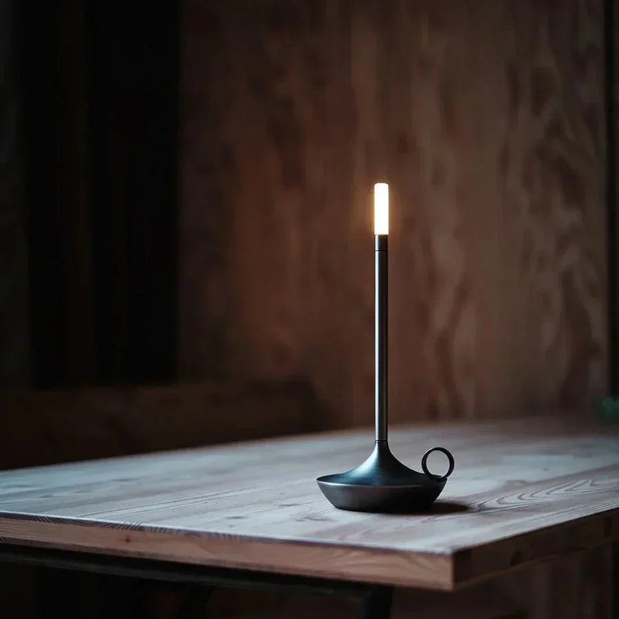 Lampada da tavolo dimmerabile e ricaricabile dal design essenziale ed elegante