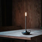 Lampada da tavolo dimmerabile e ricaricabile dal design essenziale ed elegante