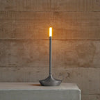 Lampada da tavolo dimmerabile e ricaricabile dal design essenziale ed elegante