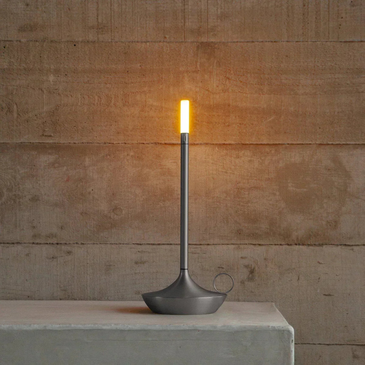 Lampe de table dimmable rechargeable au design épuré et élégant