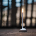 Lampada da tavolo dimmerabile e ricaricabile dal design essenziale ed elegante